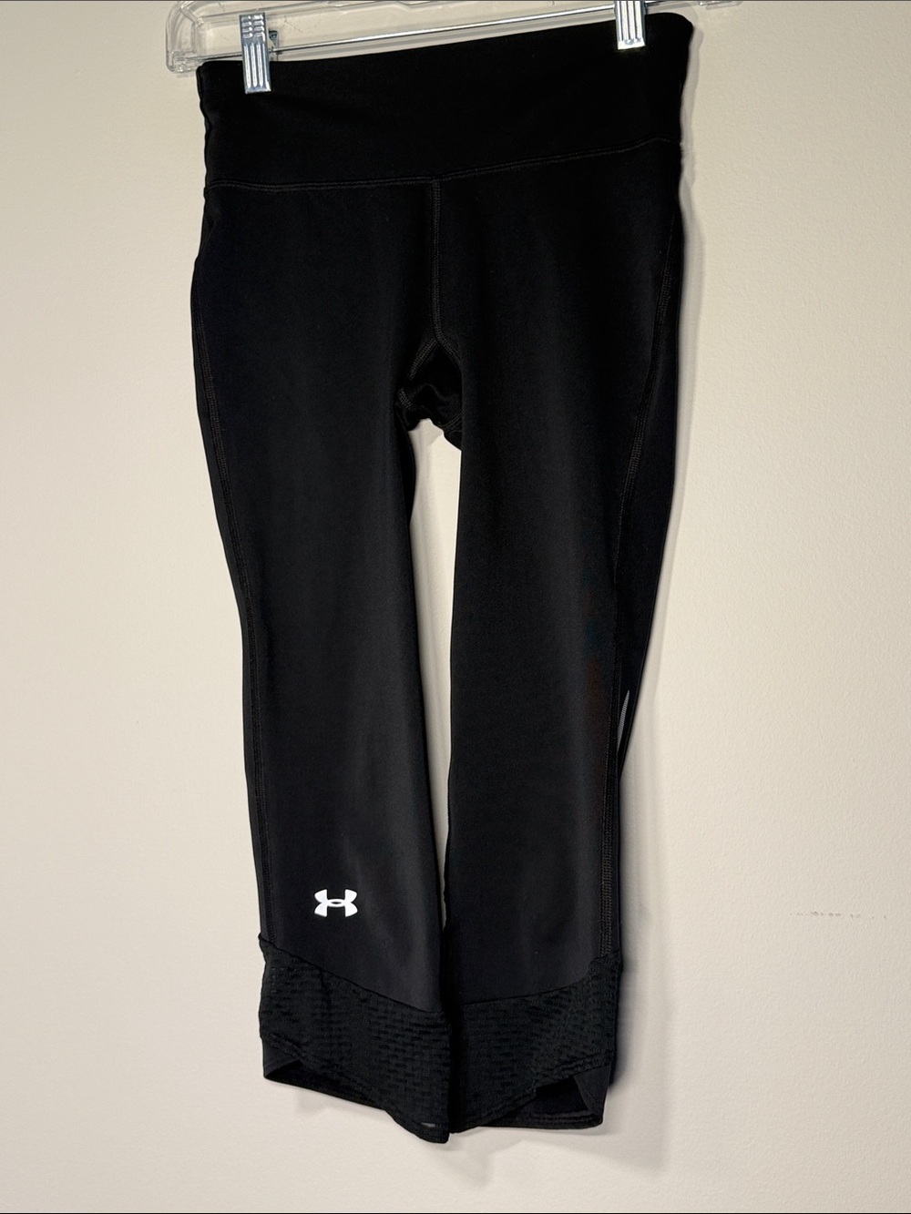 Under Armour Women’s Black Capri Joggers with Mesh Trim. Size XS. SKU AD212-107